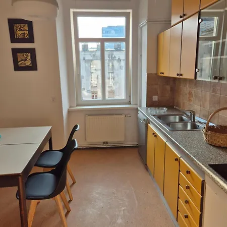 Center Flat 160m2 アパート *